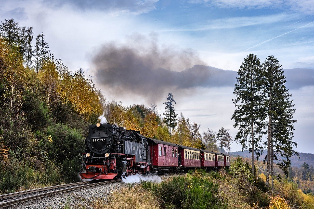 steam-locomotive-2926525_1280-2